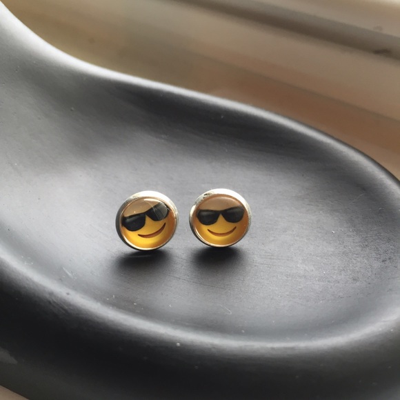 Emoji Fun Face Sun Shades Stud Earrings New - Picture 2 of 3