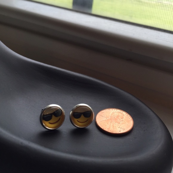 Emoji Fun Face Sun Shades Stud Earrings New - Picture 3 of 3