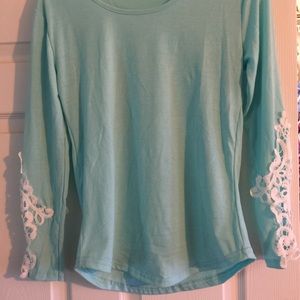 3/4 length top with crochet sleeves