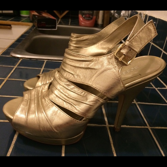 BCBGeneration Gold Heels (Size 9)