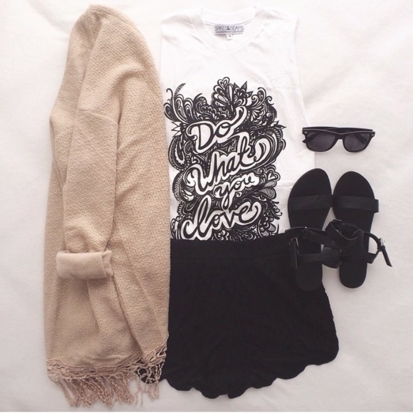 Black scalloped shorts - Picture 1 of 3
