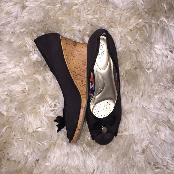 black wedges