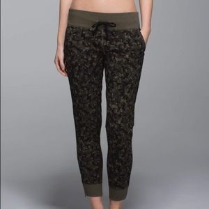 Lululemon No Sweat size 4 joggers in Mystic Jungle