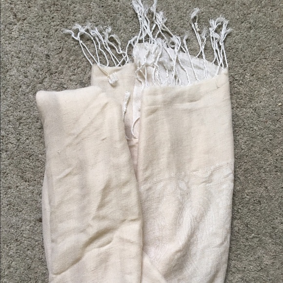 Cream scarf with fringes - Picture 2 of 4