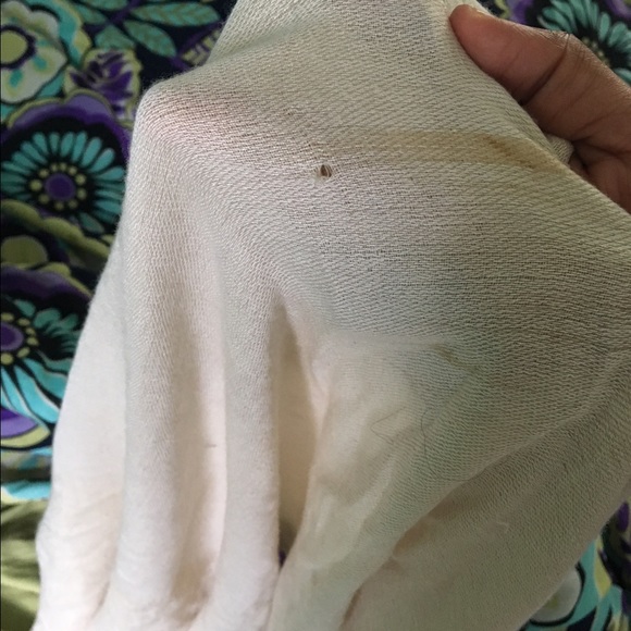 Cream scarf with fringes - Picture 4 of 4