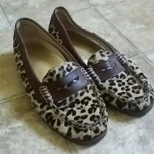 Sperry top sider flats.