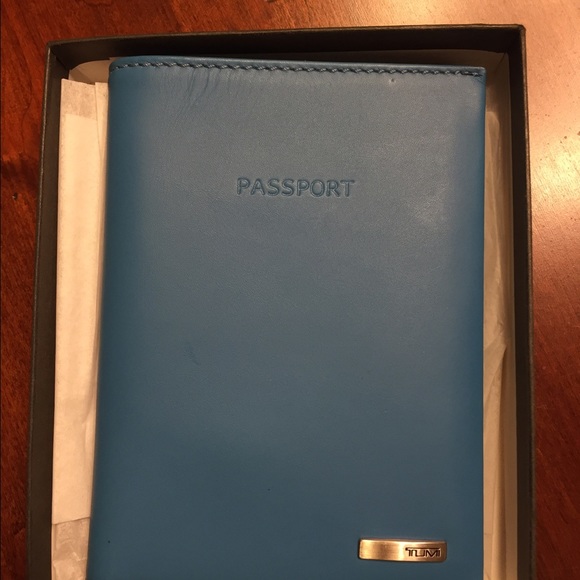 Tumi passport holder NWT