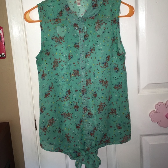 🌷Floral Tank Top w/ Cut out Hearts on the Back🌹