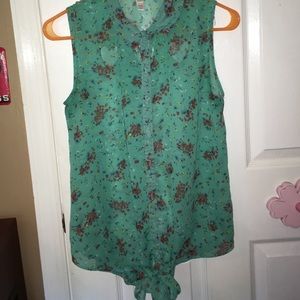 🌷Floral Tank Top w/ Cut out Hearts on the Back🌹