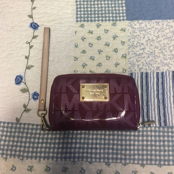 Michael kors wallet - can hold iPhone 5s