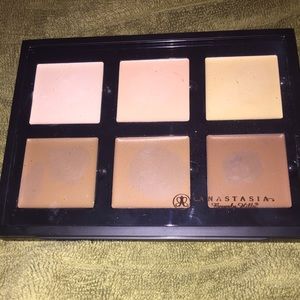 ANASTASIA OF BEVERLY HILLS LIGHT CREAM CONTOUR💞
