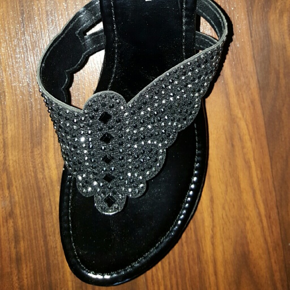NWOT CUTE BLING/BLACK SANDALS