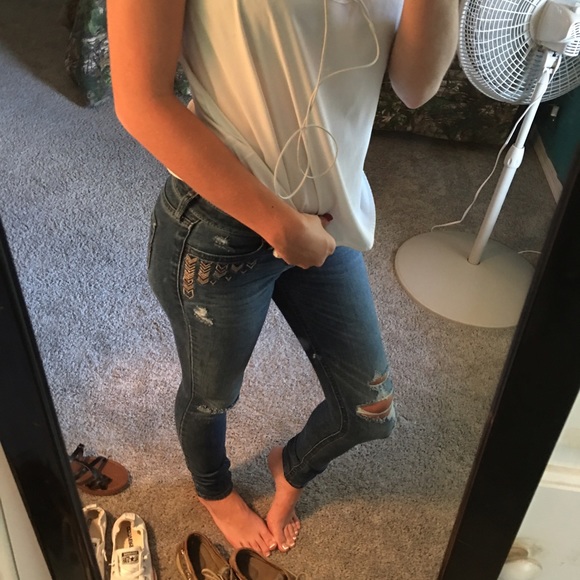 Super cute never worn Hollister Skinny Jeans.