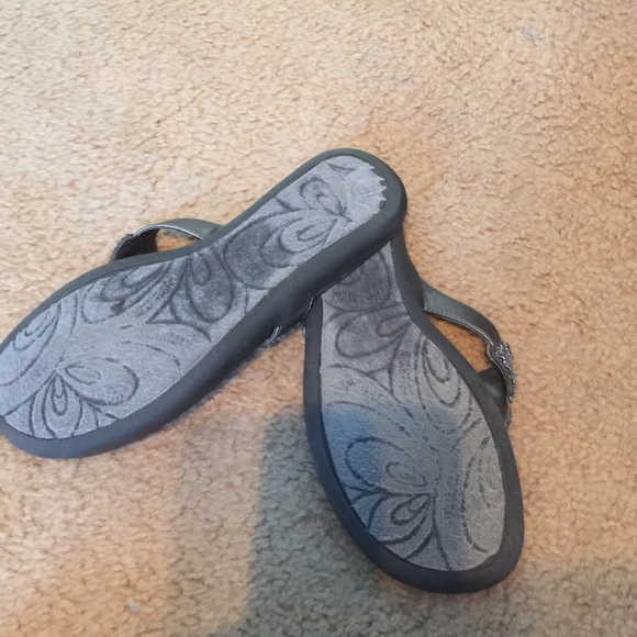 Kenneth Cole Flip Flops - Picture 2 of 2