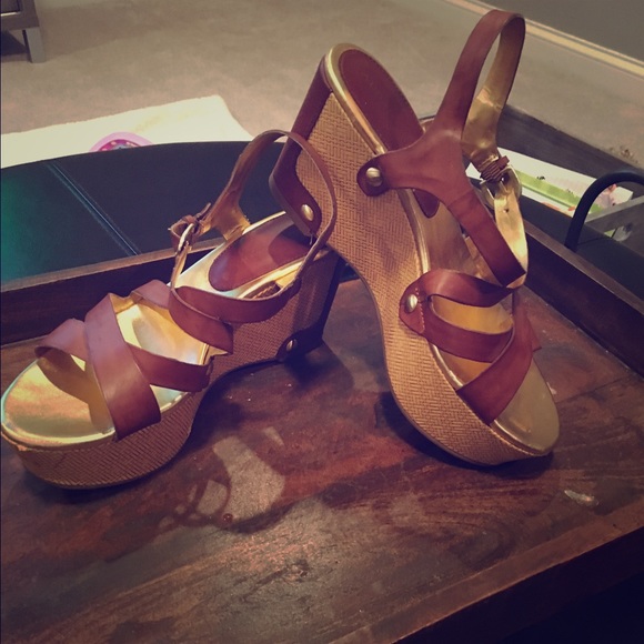 DSW real leather wedges size 7 w gold accents 👠💋