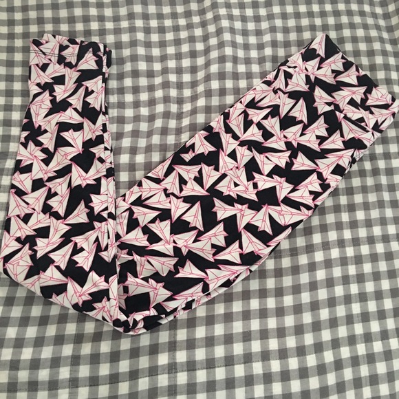 LuLaRoe paper airplane leggings 💕