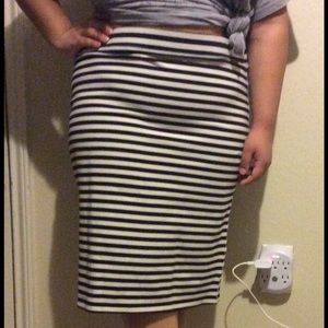 Old Navy Black & White Striped Pencil Skirt