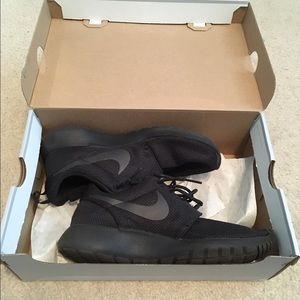 Nike roshes (all black)!