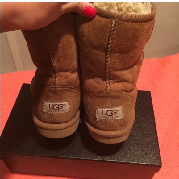 Loved Classic Short Uggs w. a little life still - Picture 1 of 3