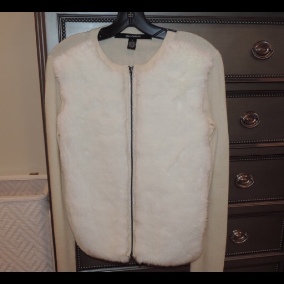 Sweater with faux fur