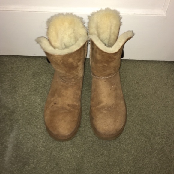 short chestnut Bailey button uggs