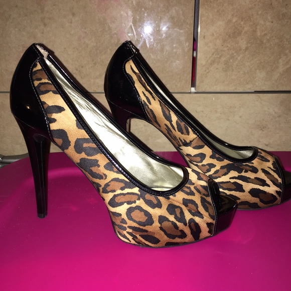 Guess pumps