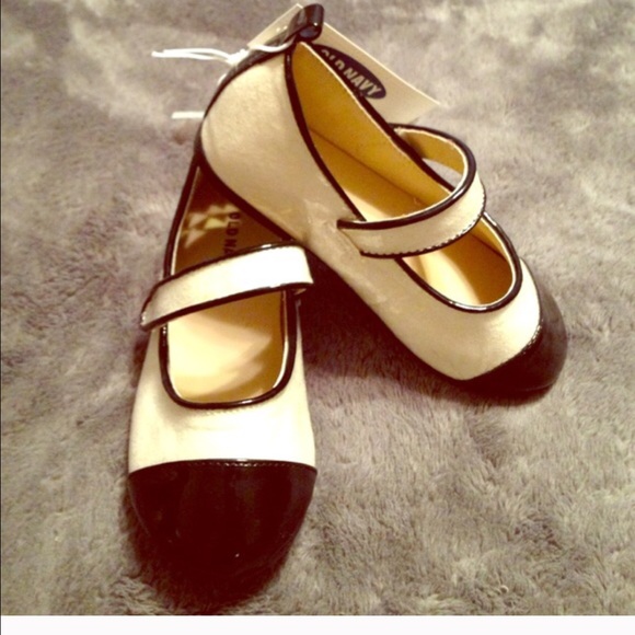 Old navy white and black flats
