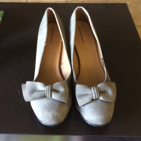 Bow suede pumps