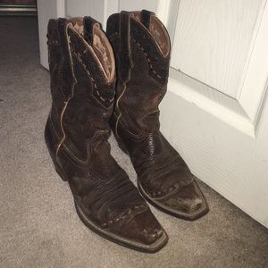 POINTED TOE BROWN LEATHER ARIAT BOOTS