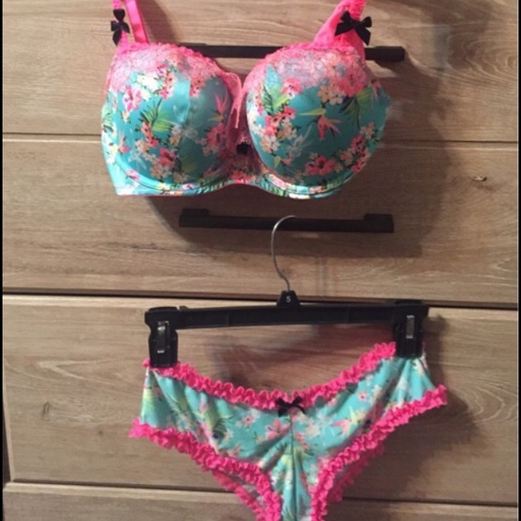 Brand new Victoria Secret set