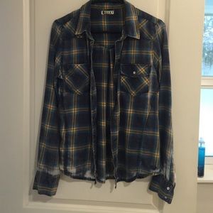 Distressed plaid Roxy top!💙💛💚