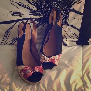 Floral bow, black peep toe wedges
