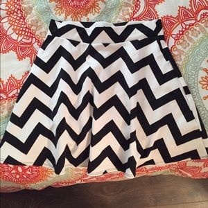 🌟Cute Chevron Black & White Mini Skirt🌟