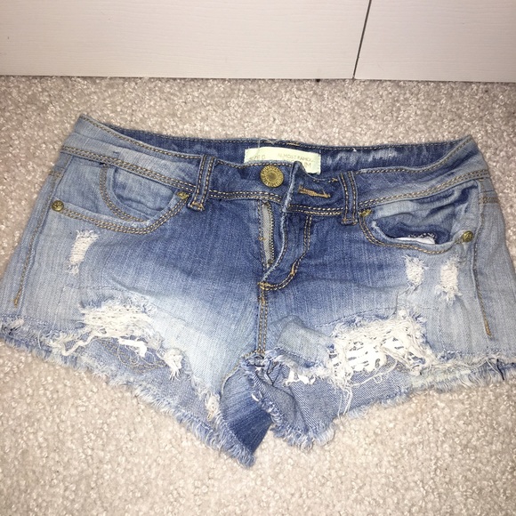 Almost famous low rise shorts