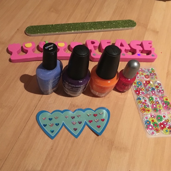 Assorted nail kit - Picture 1 of 3