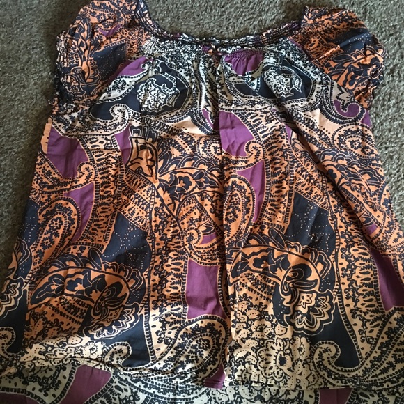 Stretchy neck. Could be worn off the shoulders