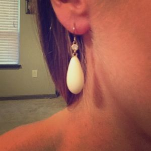Banana republic cream and gold tear drop earrings