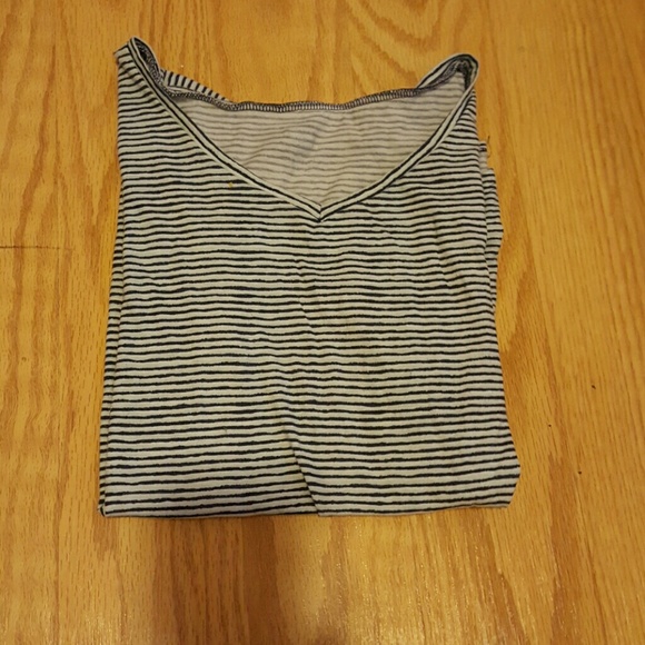 🦀Girls Old Navy v neck tee