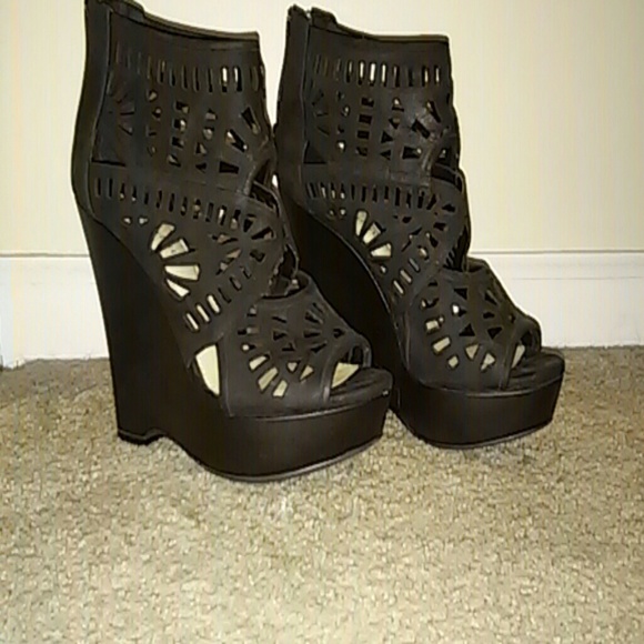 !!BOGO!! Gianni Bini Lanah laser cut wedges