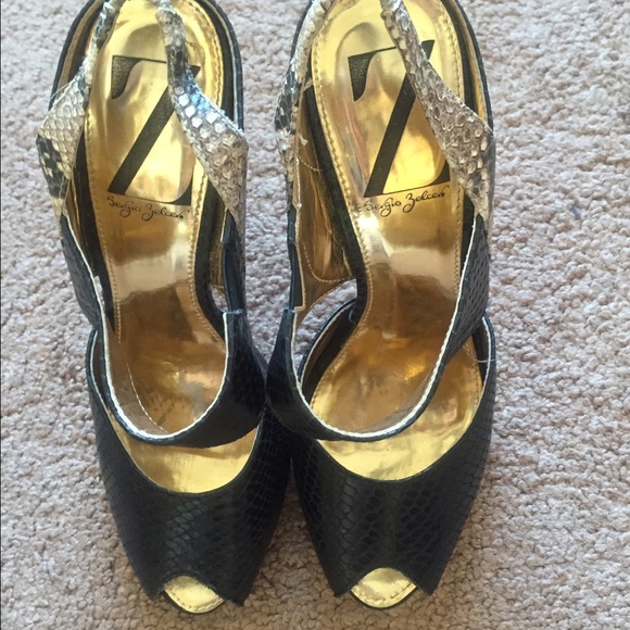 Snake leather pumps. Made in Brazil