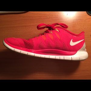 dark pink nike running sneakers