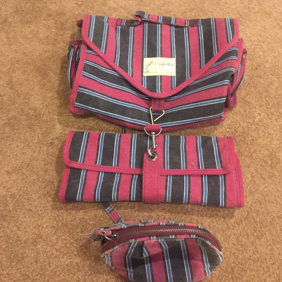 American Eagle Outfitters Handbags - American eagle accessory travel bags