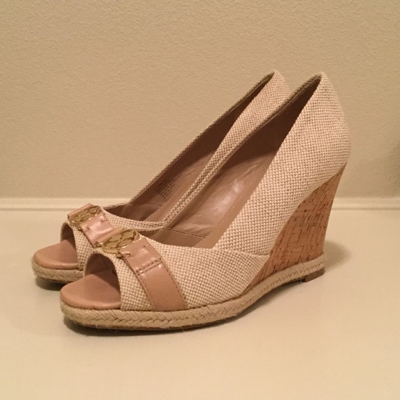Beautiful nude wedges 💗