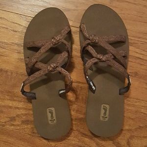 TEVA women's strap sandal flipflops brown