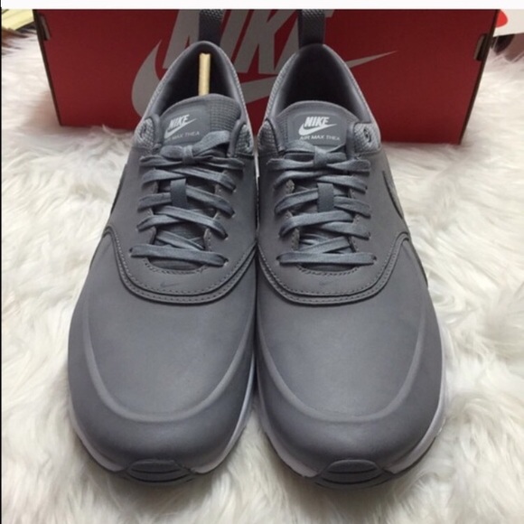 •Gray Nike air max Thea - Picture 2 of 4