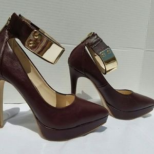 Anne Michelle maroon and gold pumps