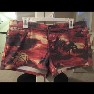 Tropical pattern jean shorts