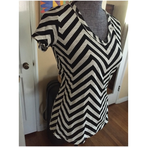 Black & White chevron Tee - Picture 2 of 4
