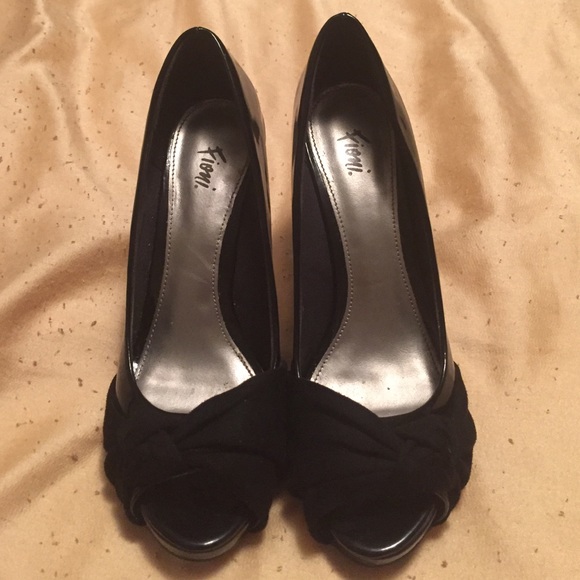 Black fioni pump heels