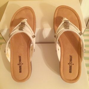 Minnetonka Silverthorne white thong sandal